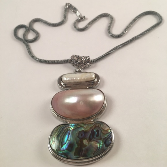 Jewelry - Beautiful mixed shell costume necklace